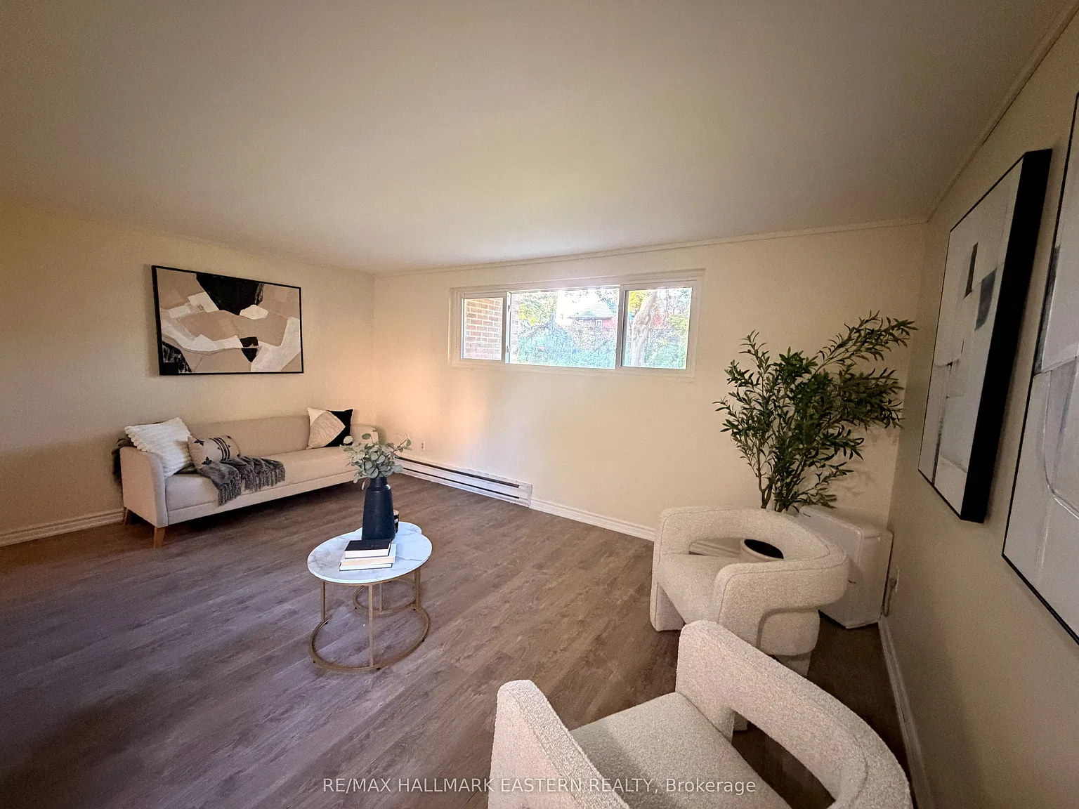 106 Lansdowne St W — Photo 2