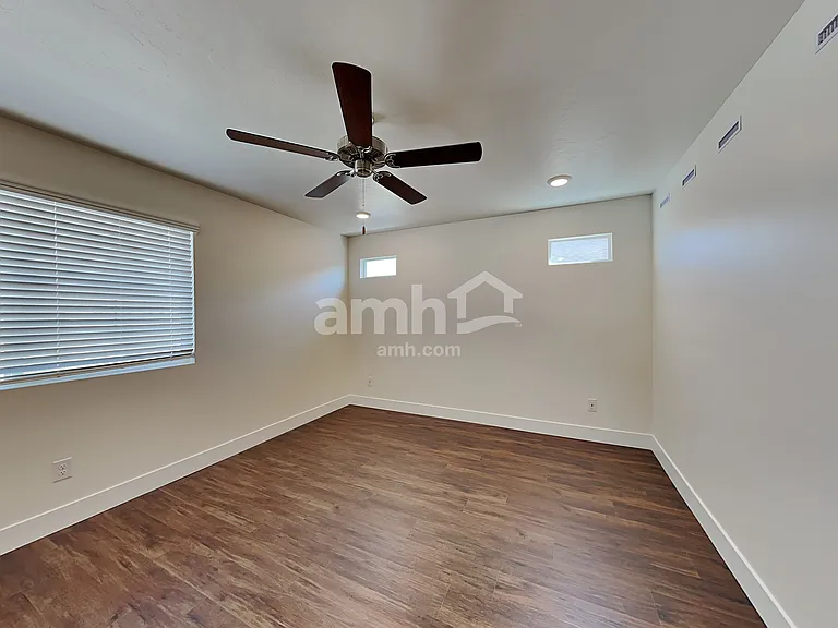 955 Moorside Ave — Photo 9