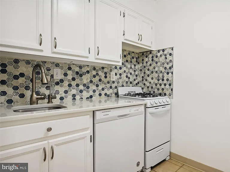 56 G St SW #B — Photo 4