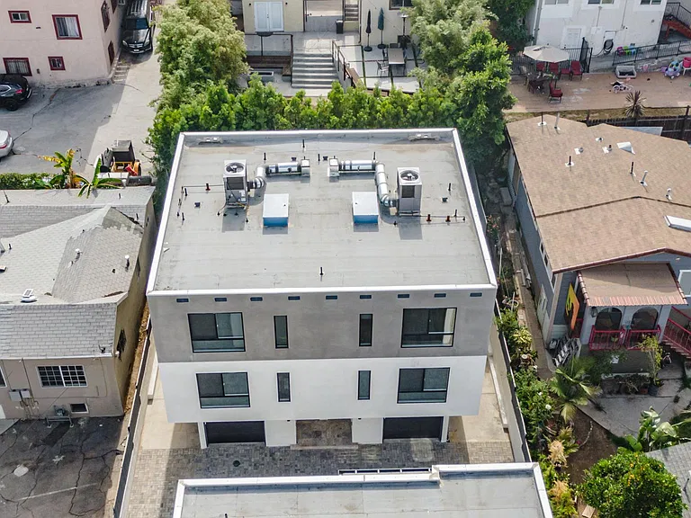 1323 1/2 Bates Ave — Photo 73
