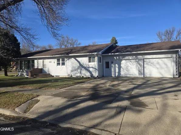 401 N 1st St, Strasburg, ND 58573