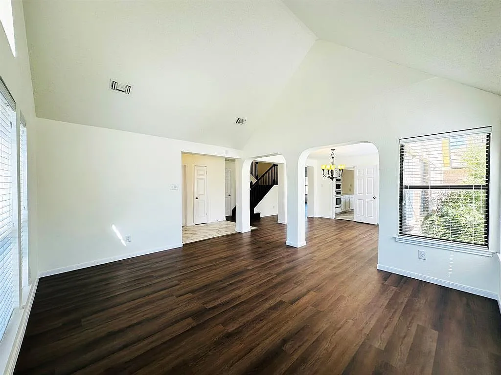 4 bed, 2.5 bath, 2571 sqft, $2,550 — Photo 3