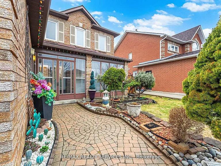 62 Fernbrook Cres — Photo 2