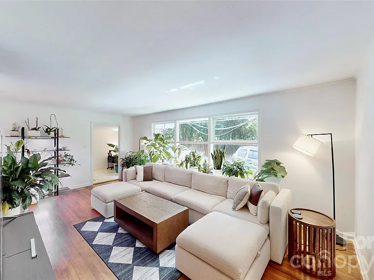 1136 E Woodlawn Rd — Photo 3