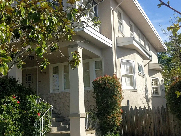 576 Boulevard Way — Photo 2