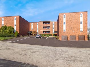 105 Woodstone Ln APT 64, New Kensington, PA 15068