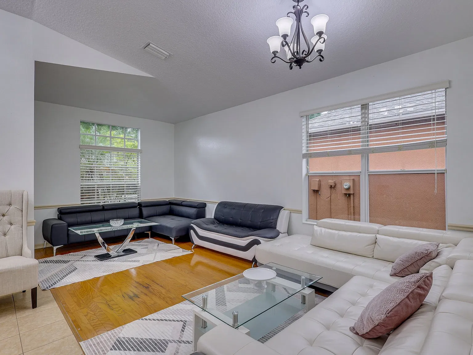 4 bed, 1997 sqft, $2,900 — Photo 3