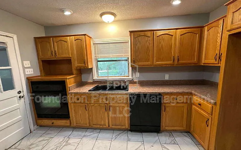 3 bed, 1.0 bath, 1180 sqft, $1,380 — Photo 4