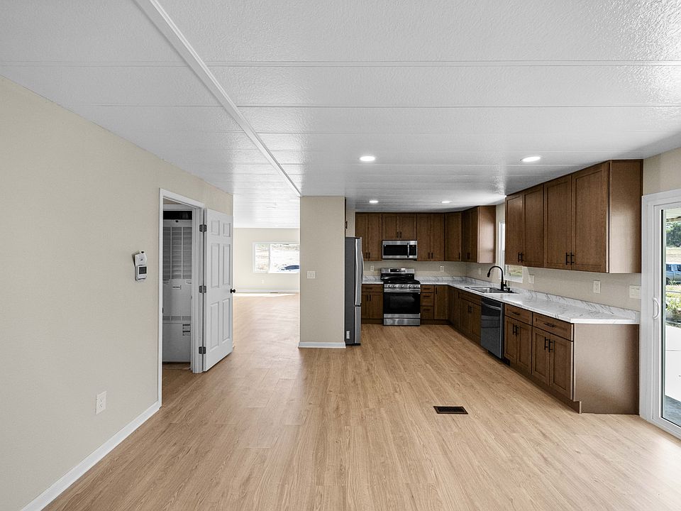 1st image of 34830 Lyn Ave