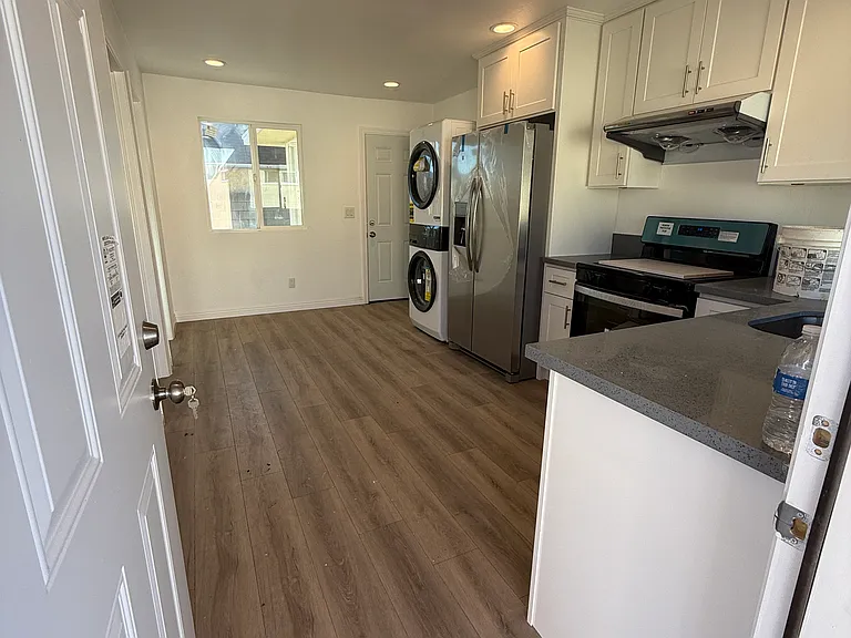562 E Myrtle Ave — Photo 6