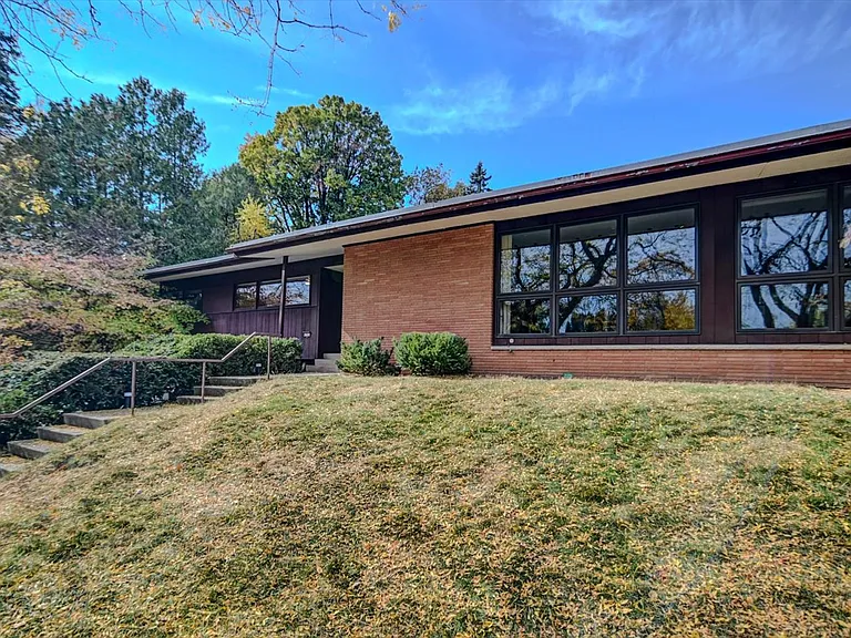 4746 Lafayette Dr — Photo 2