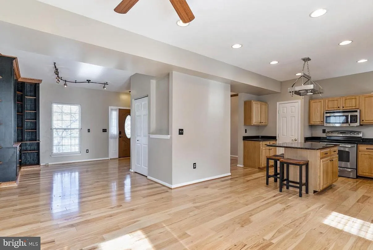 3 bed, 4.0 bath, 2090 sqft, $3,000 — Photo 2