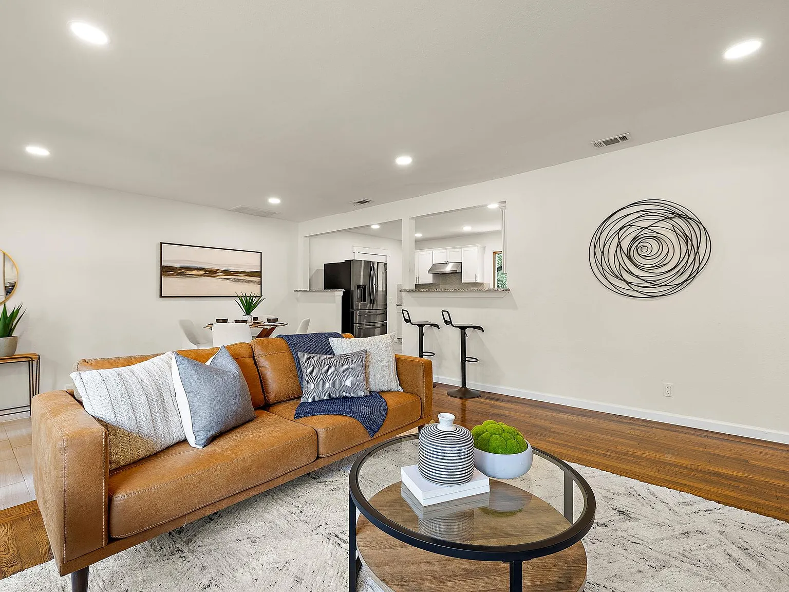 3 bed, 2.0 bath, 1317 sqft, $2,200 — Photo 4