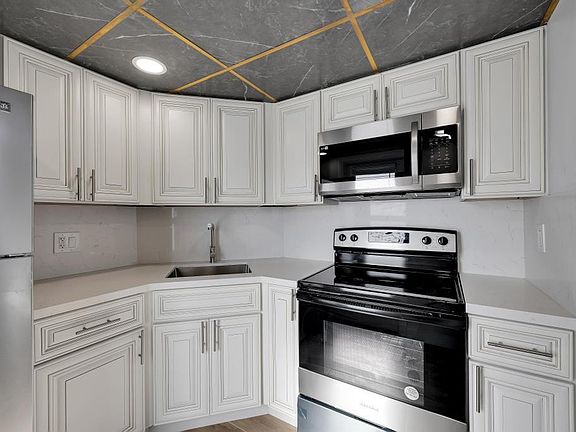 4th image of 1021 Crystal Lake Dr APT 202