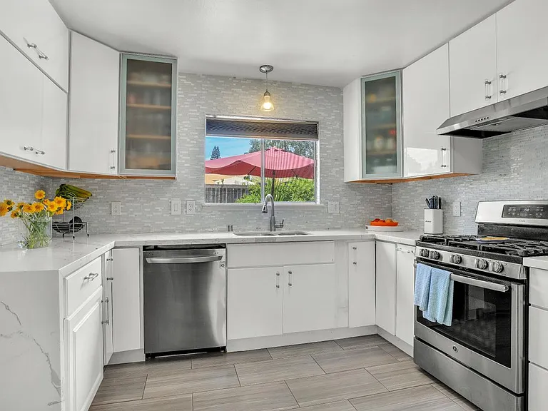 501 Boyes Blvd — Photo 4