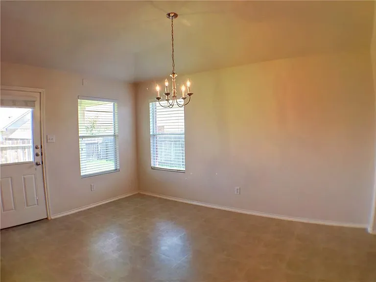 511 W South St — Photo 5