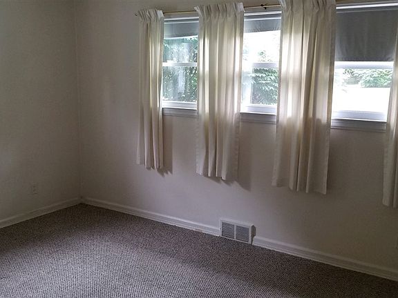 4th image of 4 Herrick Dr
