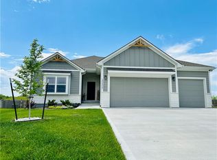 20606 Copper Creek Dr, Peculiar, MO 64078