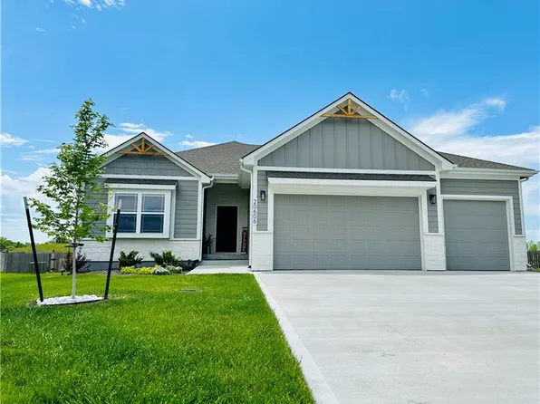 20606 Copper Creek Dr, Peculiar, MO 64078