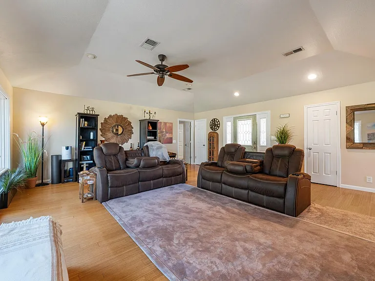 604 Rolling Green Dr — Photo 8