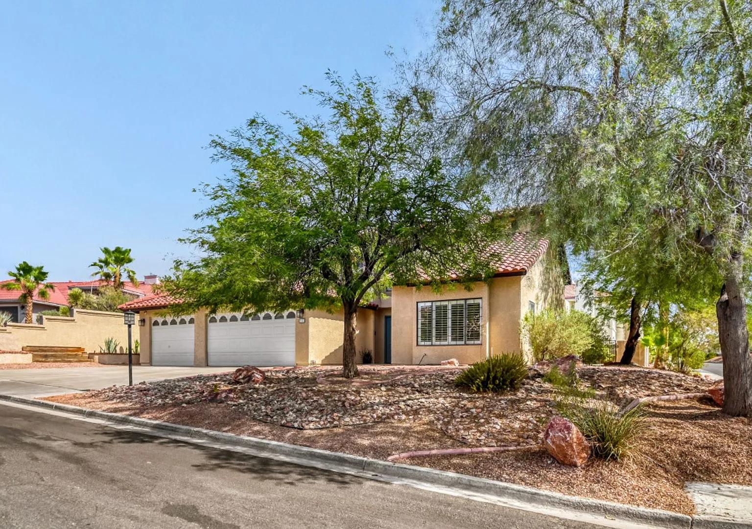 Gorgeous 3 Bedroom, 3 Full Bath with Sparkling Pool! — Photo 3