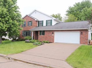 2458 Spruce Wood Dr, Dubuque, IA 52002