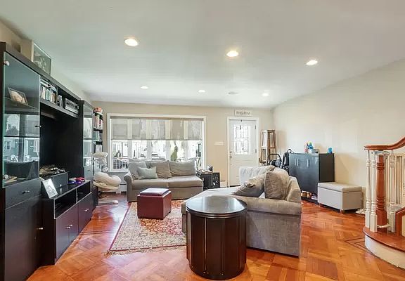 3rd image of 1947 Kimball St