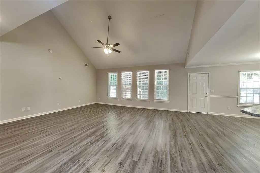 3 bed, 2.5 bath, 2748 sqft, $2,690 — Photo 2