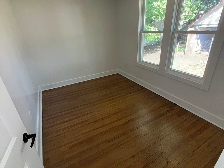 816 Essex Ave — Photo 9