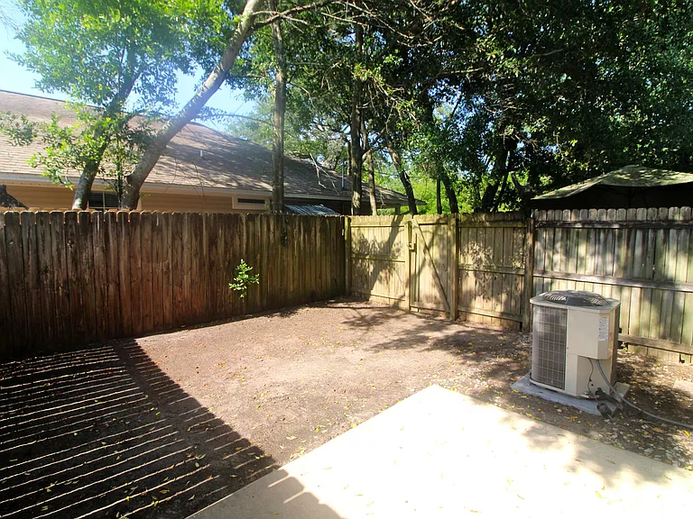 211 3rd St SE #J — Photo 16