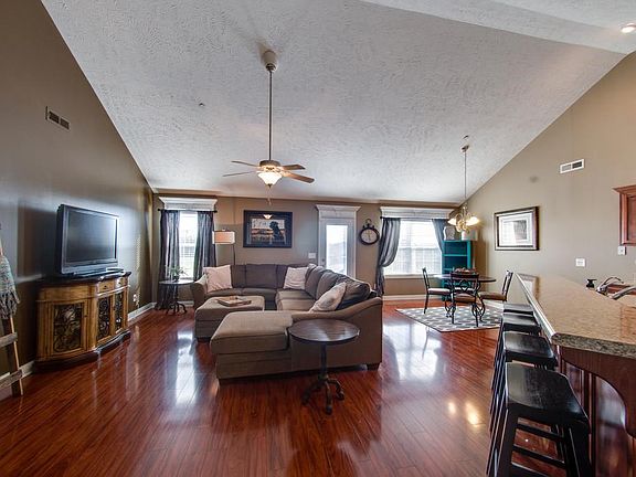 3rd image of 413 Beaumont Dr