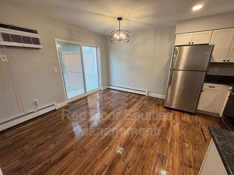 2 bed, 1.5 bath, 1060 sqft, $2,000 — Photo 2