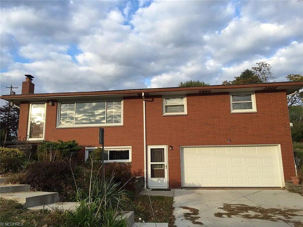 258 Walker Manor Dr photo 1