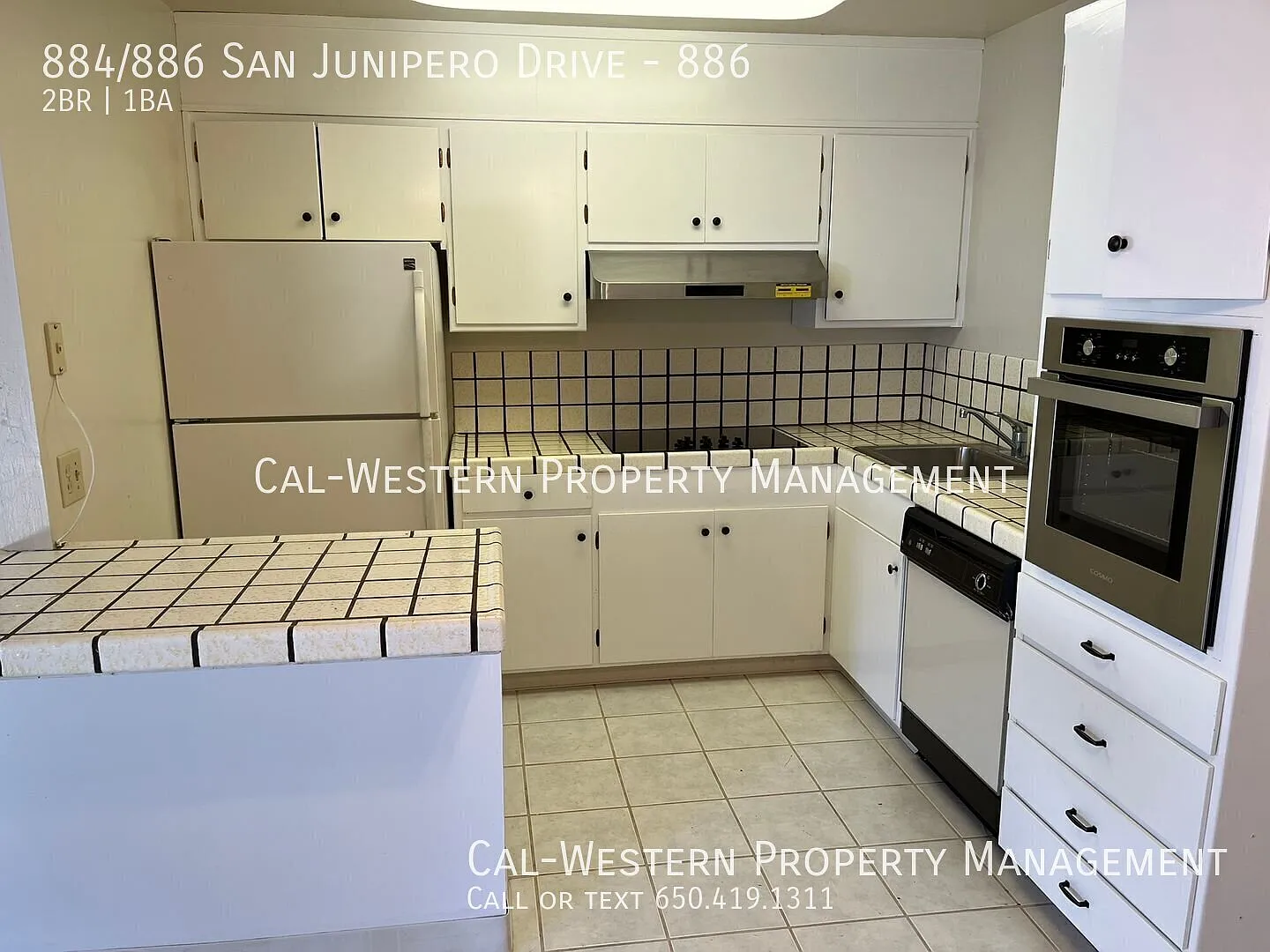 Bright 2BR/1BA Duplex with Private Yard, Attached Garage & Prime Location! _ bring your pets! — Photo 4