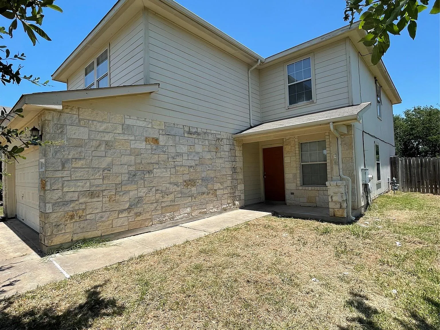 4 bed, 2.5 bath, 2322 sqft, $1,900 — Photo 2