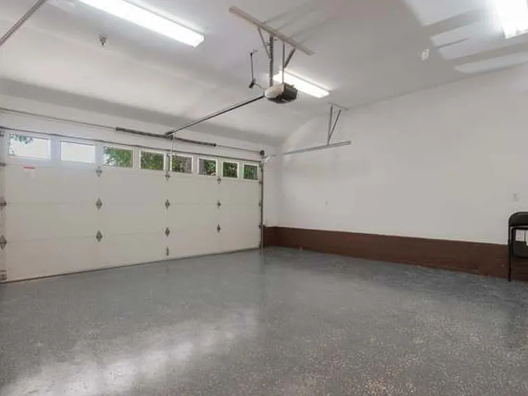 1050 Roxbury Rd — Photo 27