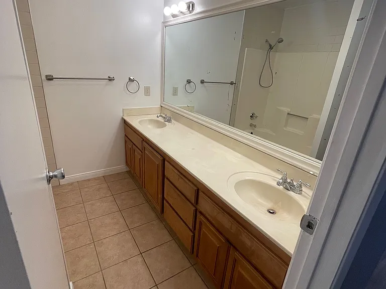 2513 N Termino Ave — Photo 12