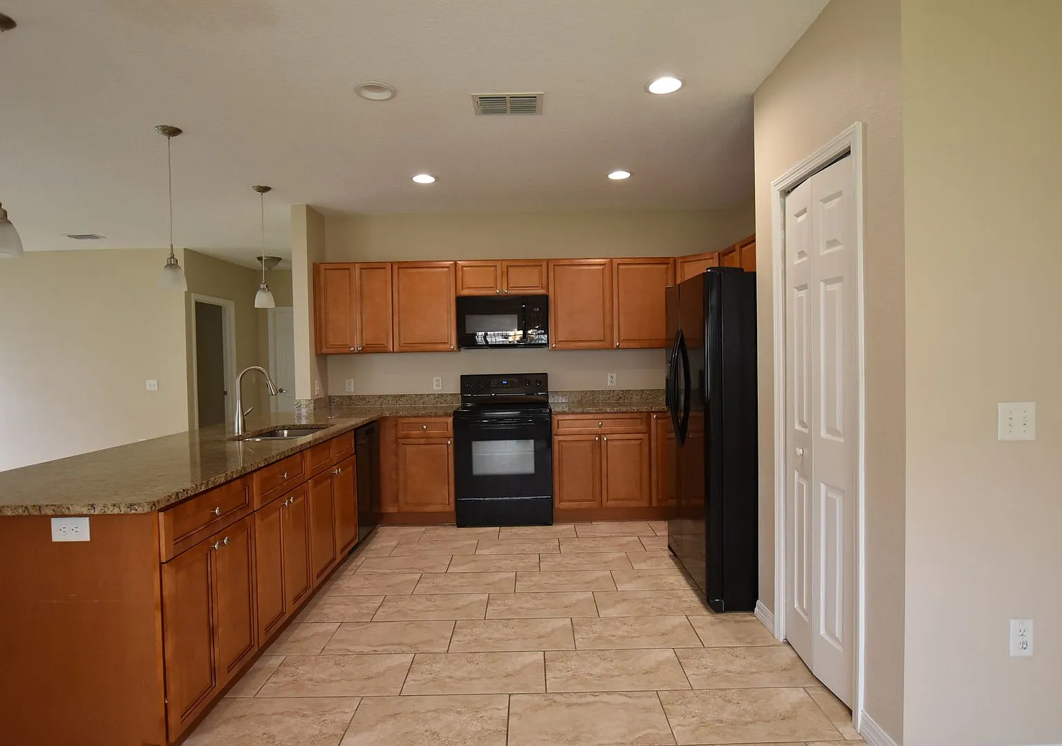 Single Family Home 4 Bedroom 2.5 Bath, 2 car garage for rent at 527 Bristol Cir, Kissimmee, FL 34758 — Photo 4