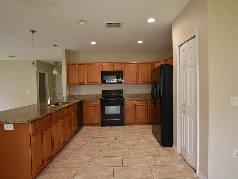 527 Bristol Cir — Photo 4