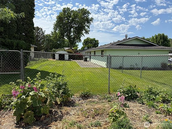 3rd image of 890 E Kennedy Avenue