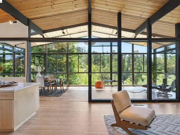 2255 Arrowhead Dr, Oakland, CA 94611