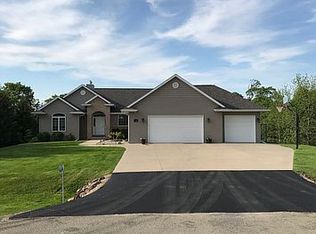 8712 Starview Dr, Omro, WI 54963