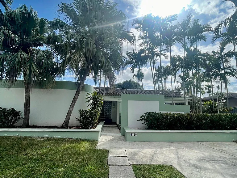 6730 SW 26th Ter — Photo 1