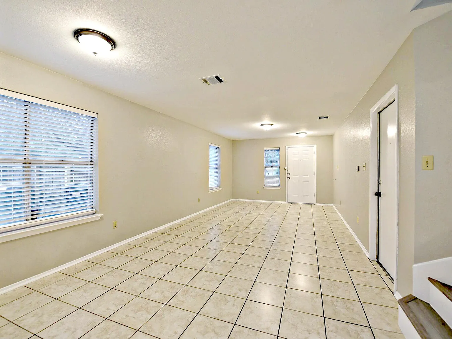 4 bed, 2.5 bath, 1934 sqft, $2,095 — Photo 4