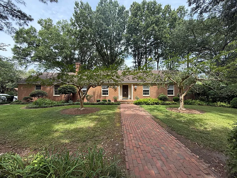 1929 Lynn Cove Ln — Photo 1