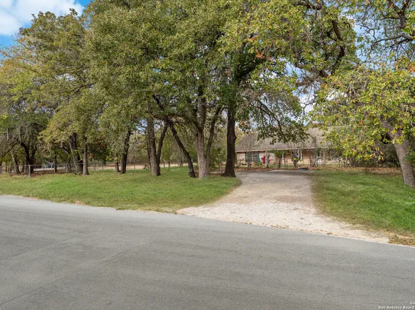 304 Hickory Trail DR, La Vernia, TX 78121