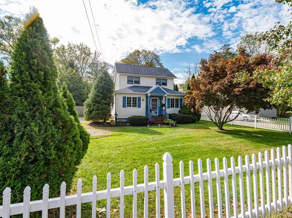 328 Pulaski Road, Kings Park, NY 11754