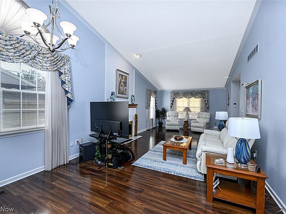 5th image of 923 Elizabeth Ct