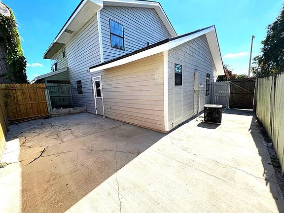 5th image of 453 Hemlock St