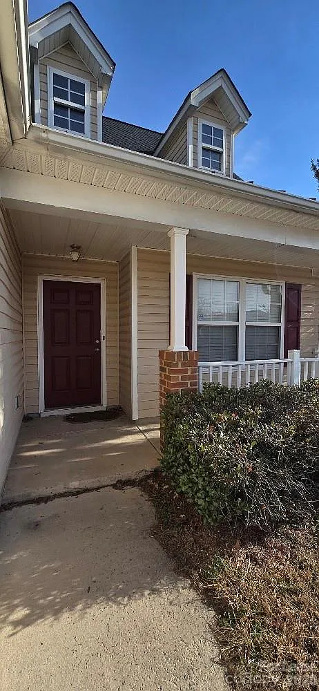 3 bed, 2.5 bath, 1667 sqft, $1,900 — Photo 2